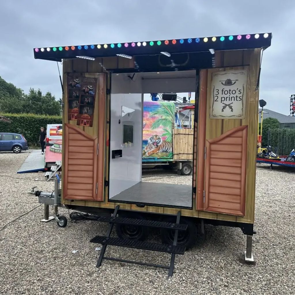 Kermis photobooth als aanhanger met lichtkrans