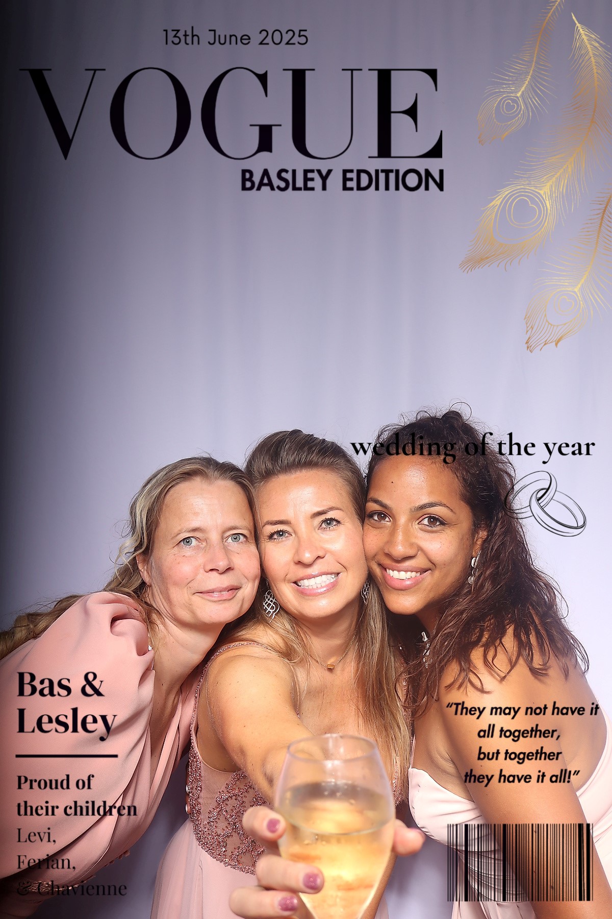 Vogue-cover van drie gasten op een bruiloft