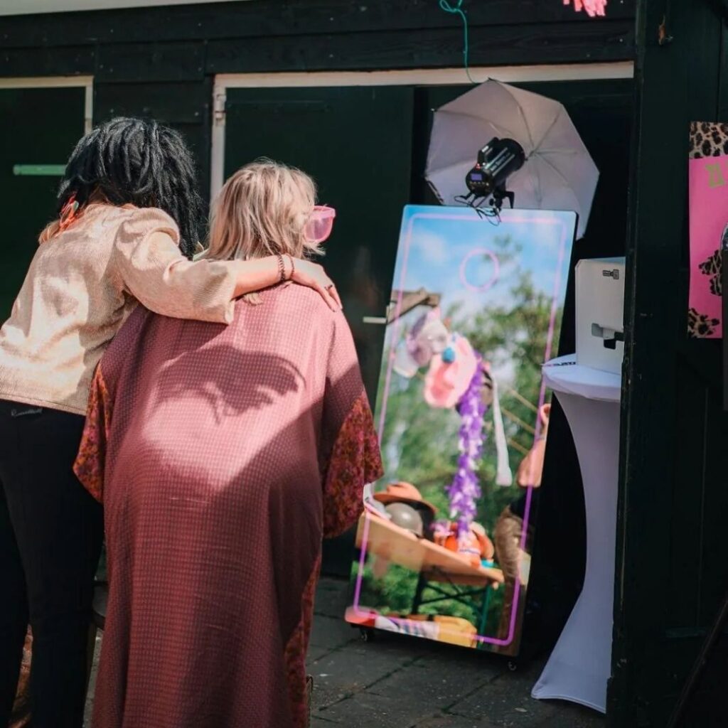 Mirror booth buiten opgesteld naast een kist met props