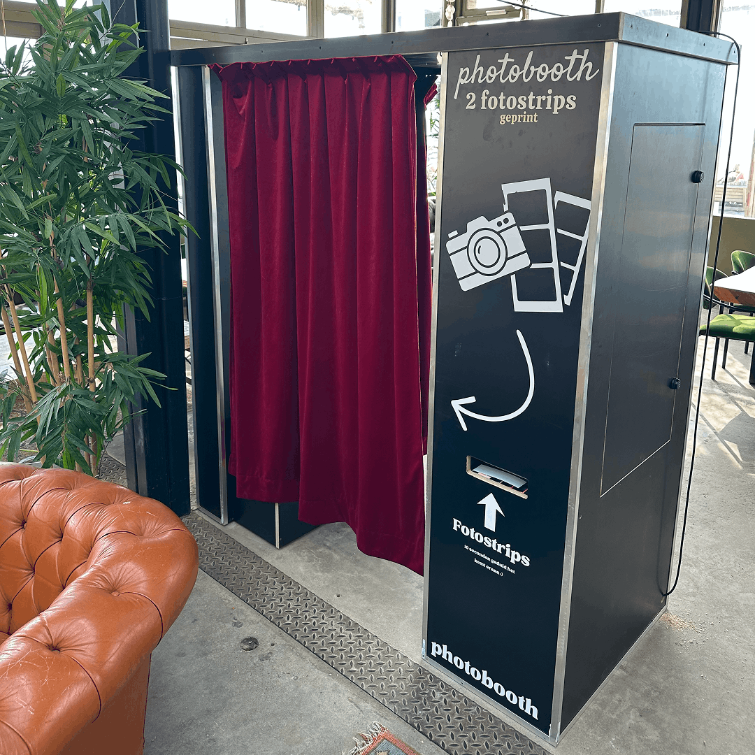 Het photobooth hokje met de gleuf waar de fotostrips uit komen