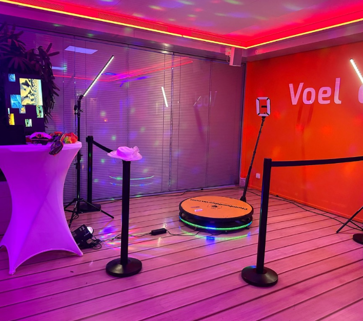 De 360 booth opgesteld met eigen decor erachter
