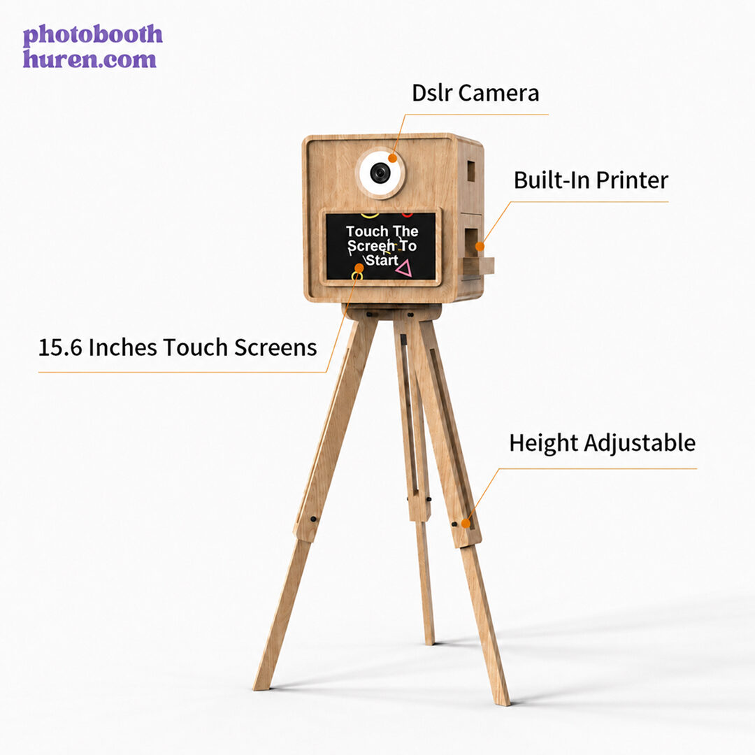 Houten photobooth met camera, printer en touchscreen aangegeven