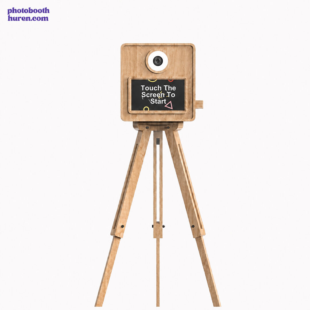 Houten photobooth recht van voren, met het touchscreen in beeld