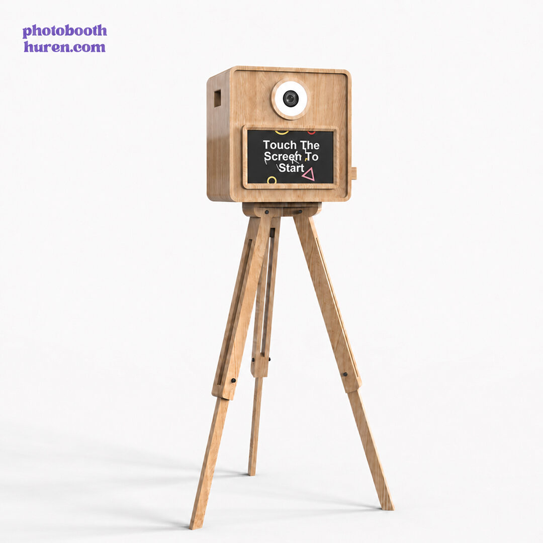 Houten photobooth op een houten statief