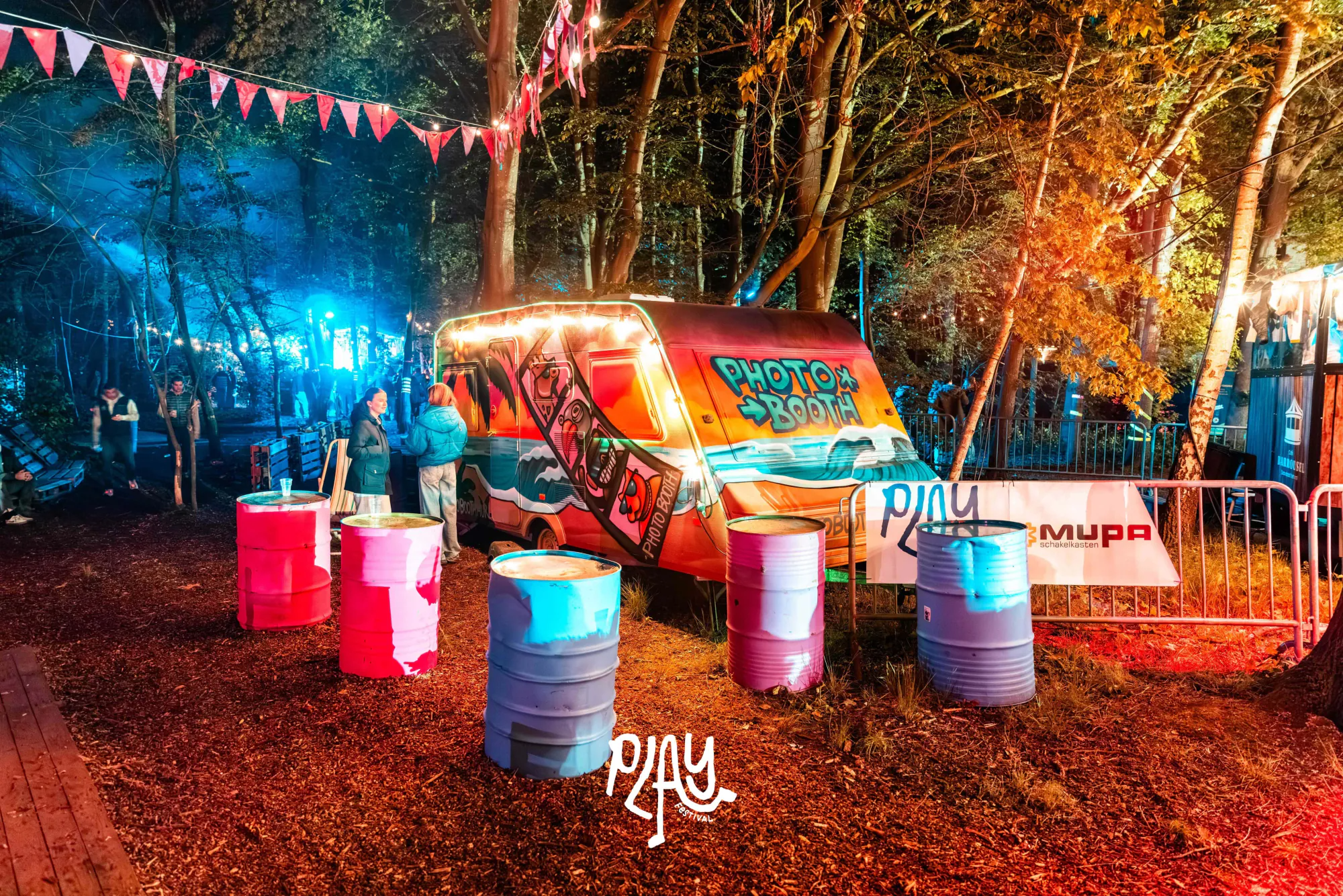 Caravan photobooth op een festival in de avond