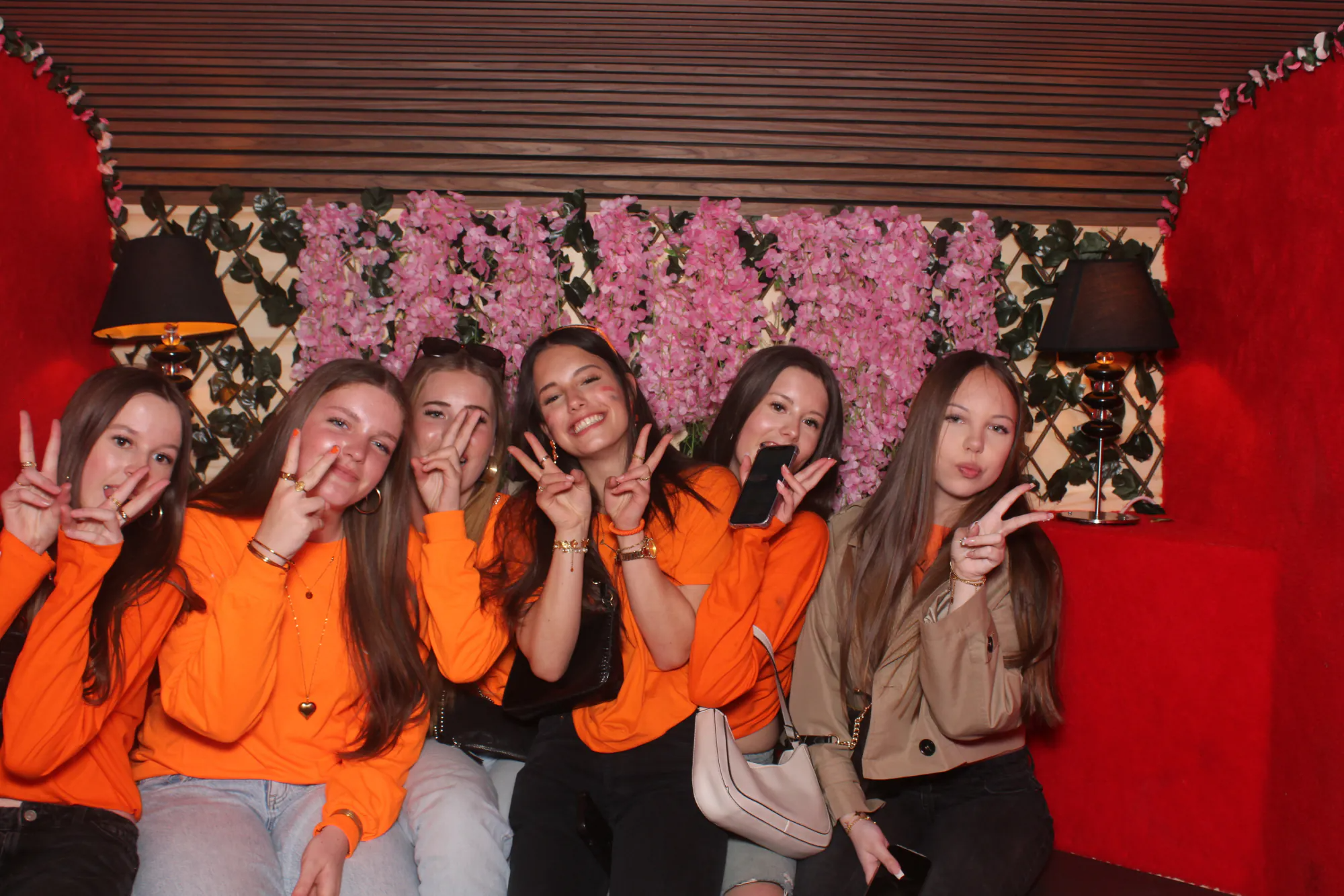 Vriendinnen maken een foto in de photobooth
