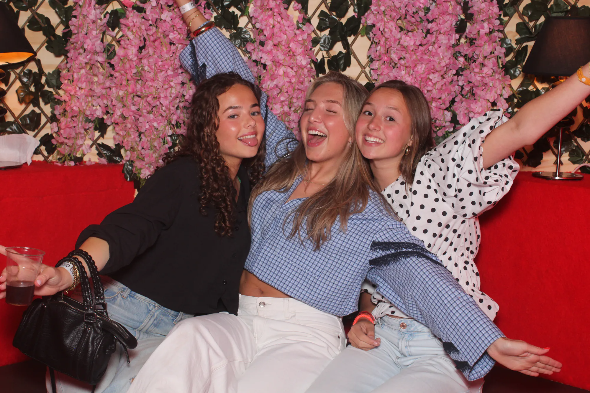 Gasten op de rode bank in de photobooth